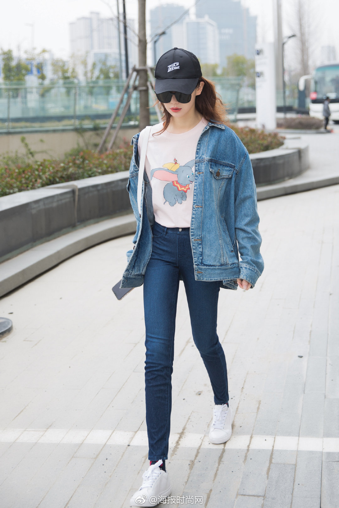 优衣库与kaws联名t恤 (优衣库kaws联名t恤图片)