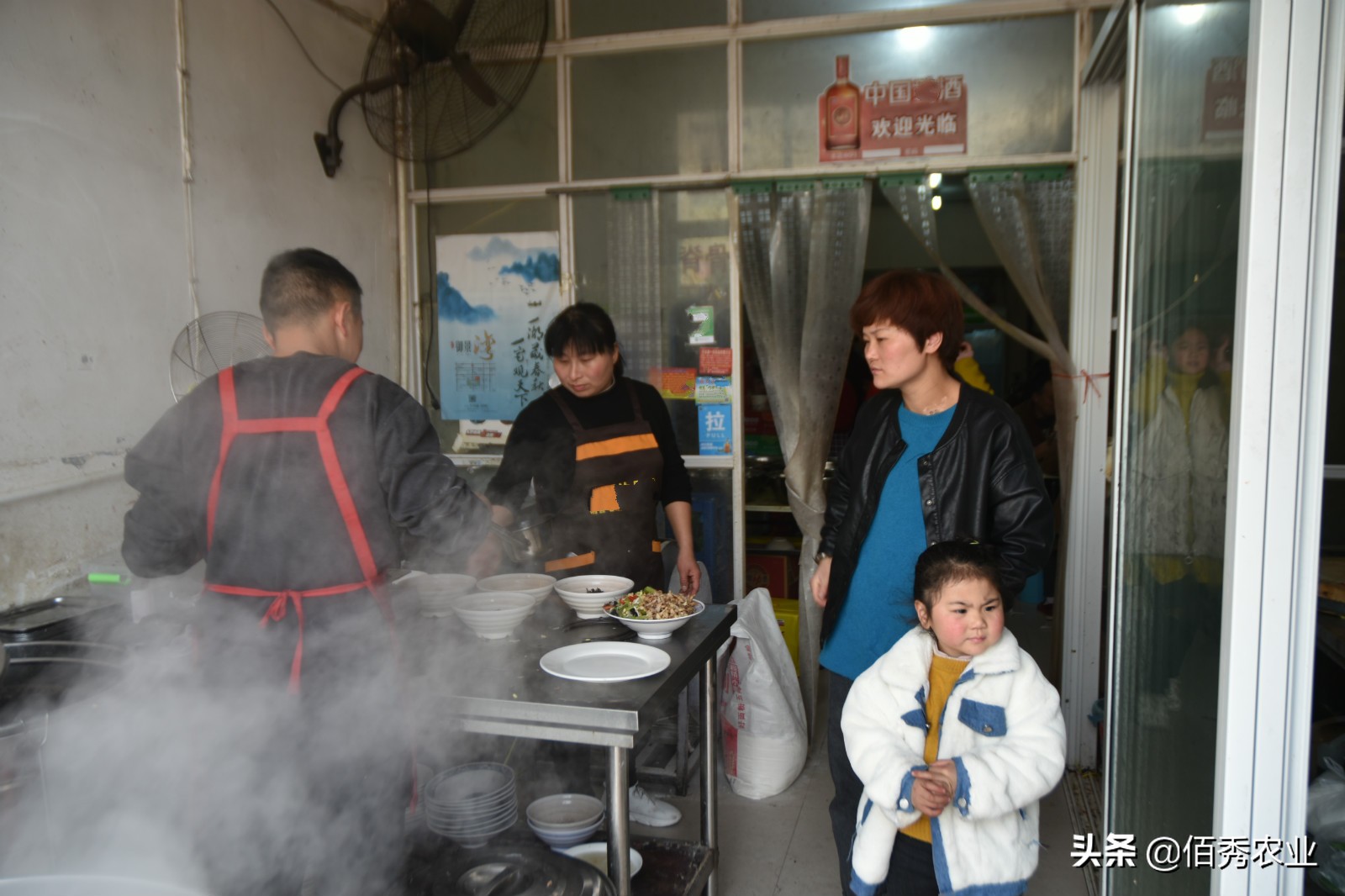 小伙为了赚钱开面馆,农村小伙机器人