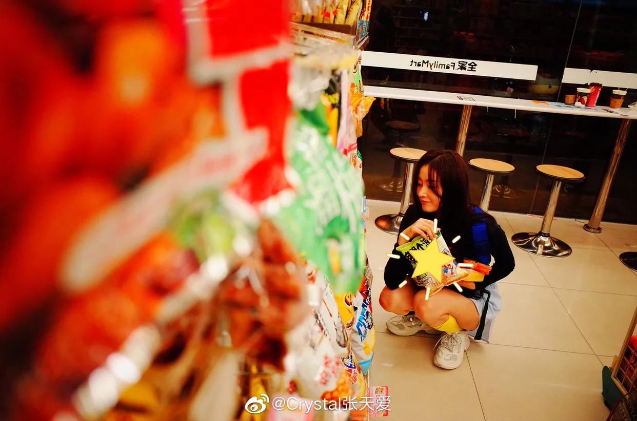 张天爱杂志大秀长腿,张天爱短筒袜穿搭图片