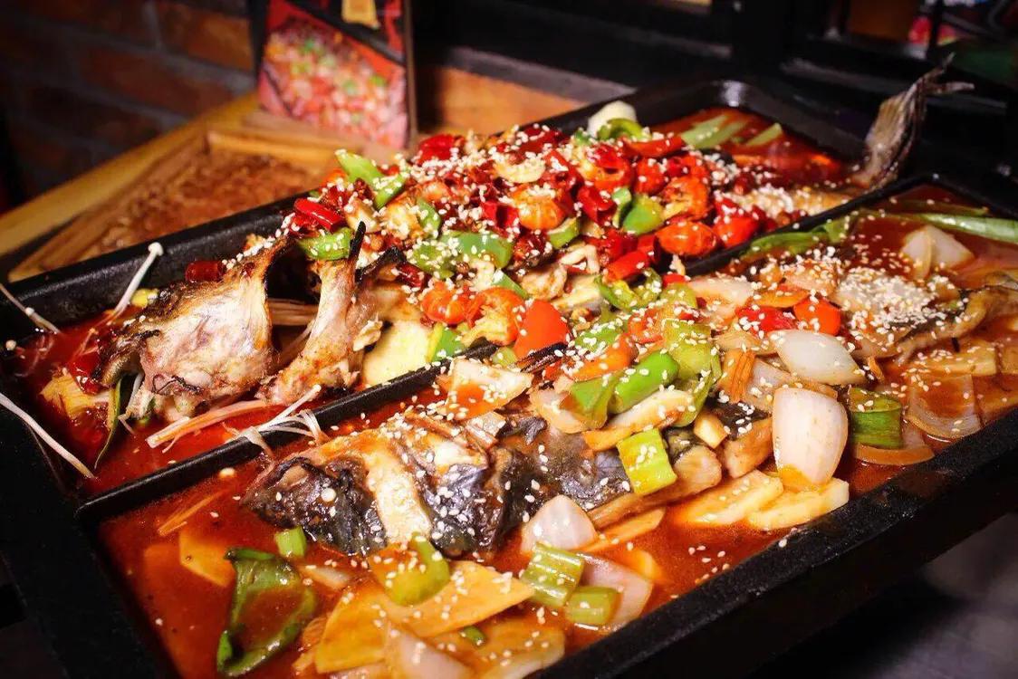 排队几小时才能吃上的北京烤鸭,烤鱼排队一小时