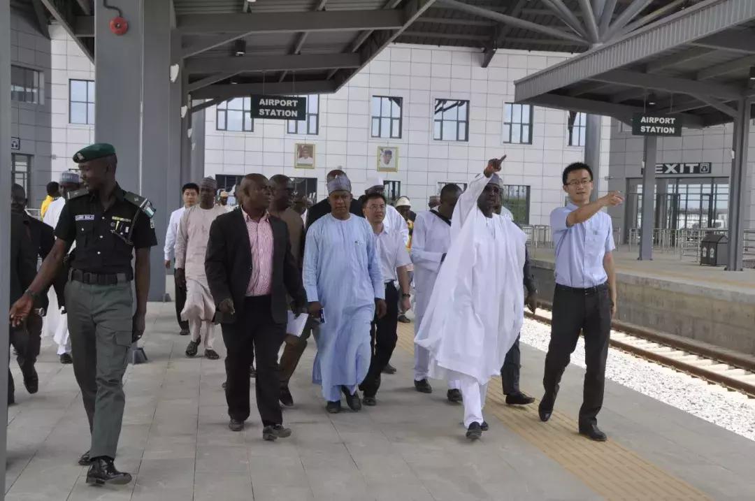 河南小伙被封非洲酋长:别人最关心“能娶几个媳妇”