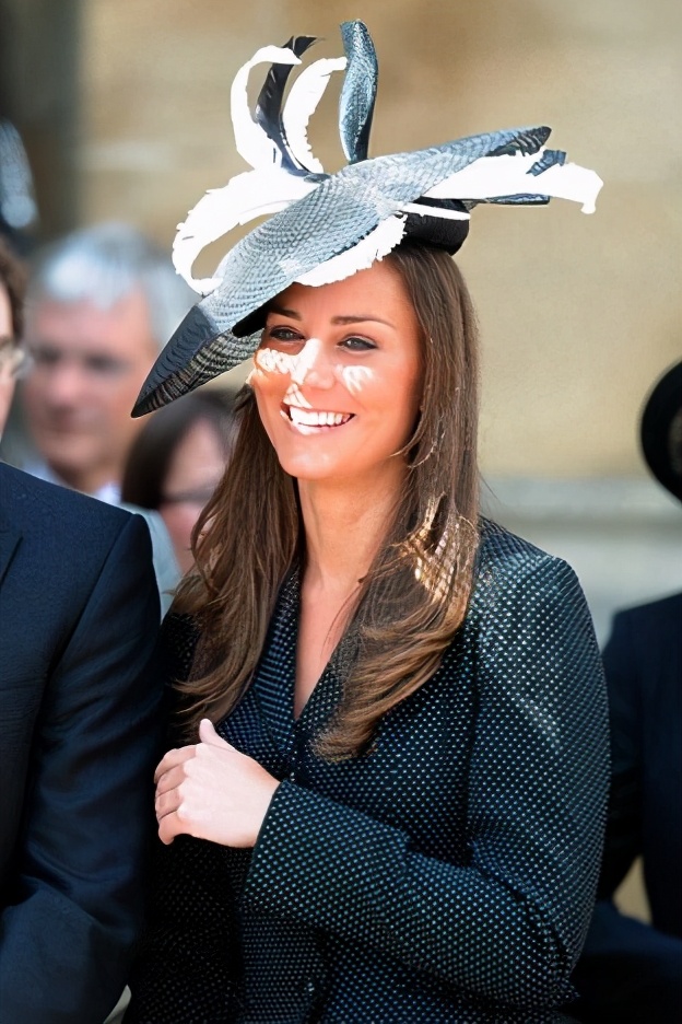 凯特王妃戴戴安娜王妃头饰,凯特王妃戴的是什么头饰