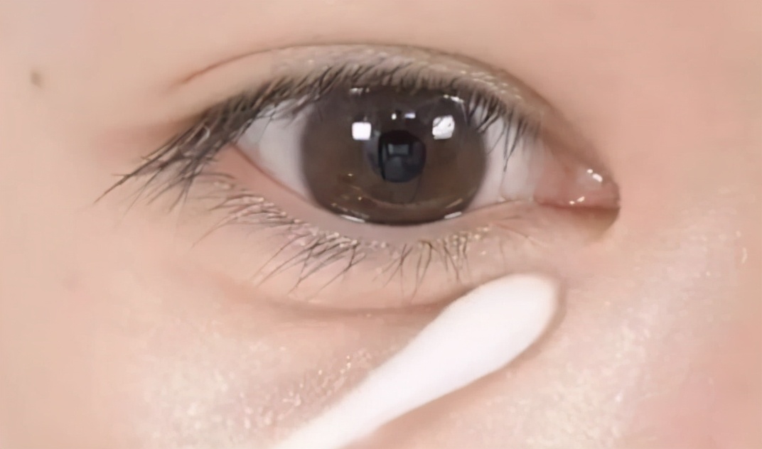 眼睛小如何化妆来弥补这一缺陷,眉眼间距太小怎么化妆显眼睛大