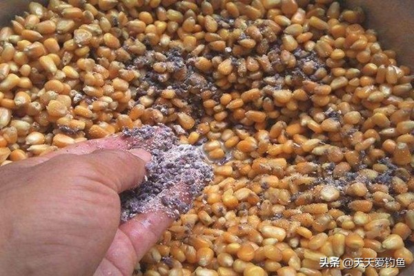 秋冬钓鲫鱼窝料搭配,自制鲫鱼窝料最佳配法