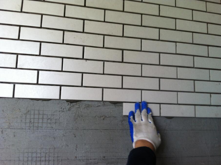 贴瓷砖的水泥砂浆要铺多厚,铺瓷砖一百平米用多少水泥砂浆