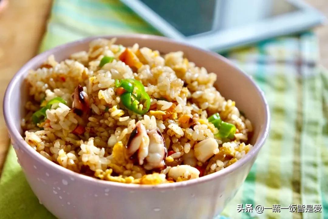 东北夜市孜然鱿鱼炒饭,孜然鱿鱼炒饭做法