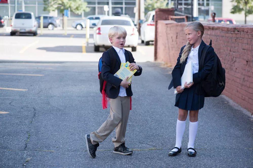 宝宝鞋子怎样穿不容易掉,宝宝穿比较肥的鞋对脚有什么危害