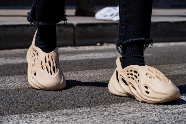 一双被所有人骂丑的鞋,洞洞鞋crocs哪一款最好看