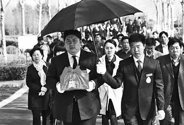 中国小伙为报答瑞士房东为其送终，2012年老人去世：想长眠于中国