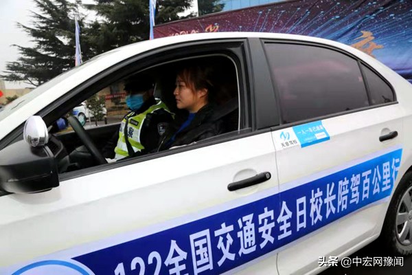 刚拿到驾照未满一个月可以陪练吗,驾校校长带学员