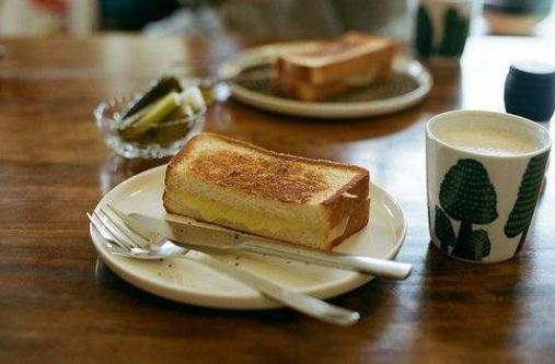 女性千万不要被消费主义绑架了,被消费主义毁掉的中国女性