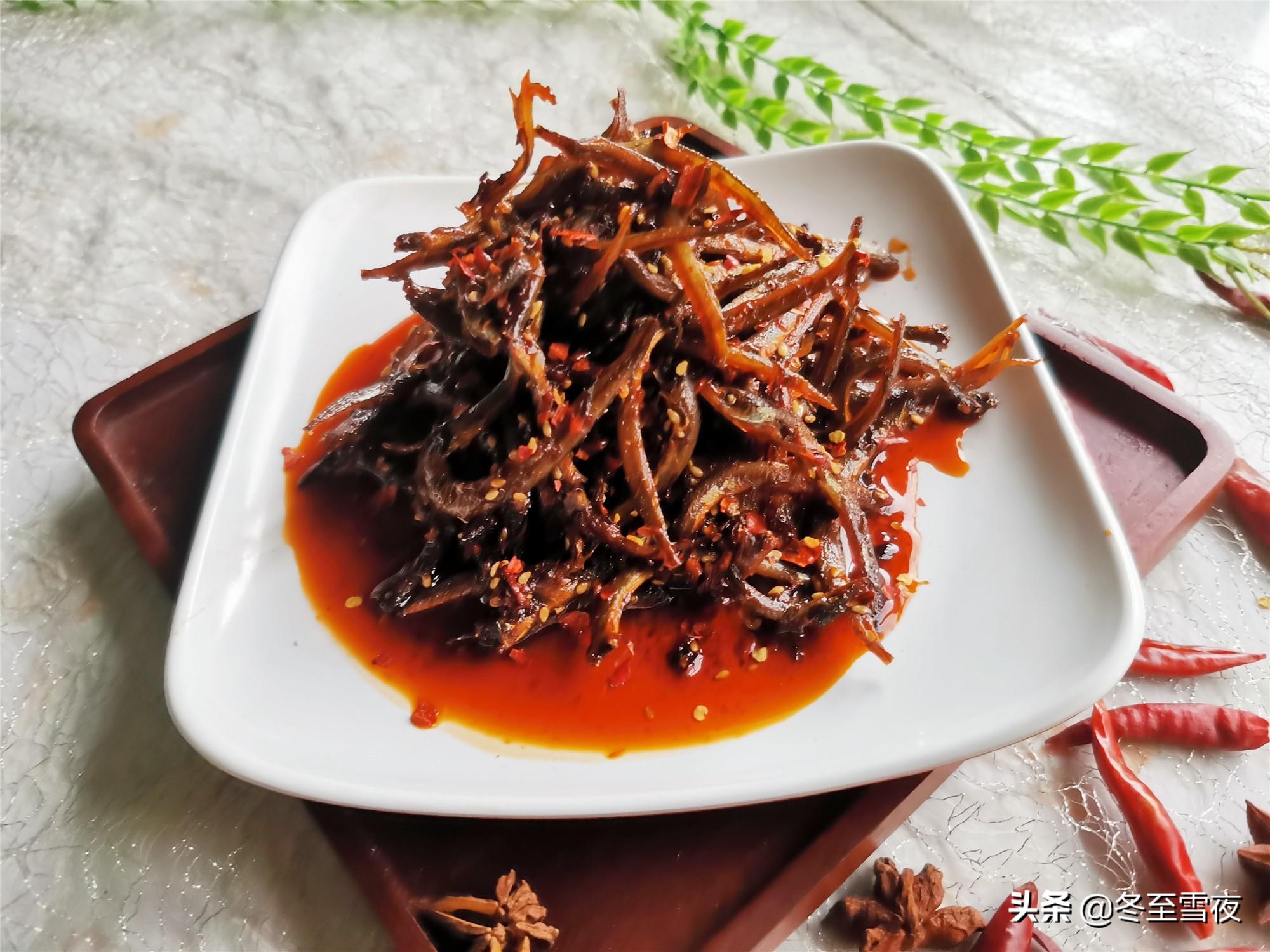 如何制作香辣小鱼干,香辣小鱼干详细做法