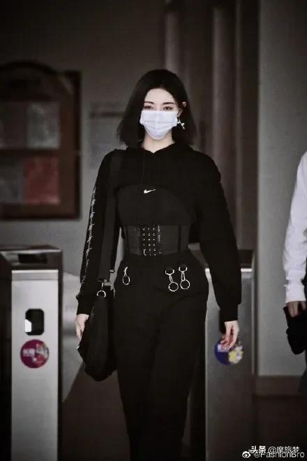 被礼教毁掉的女人,被束腰勒出血痕