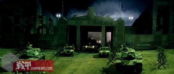 美国黑鹰战机坠落视频,十部顶级战争大片黑鹰坠落