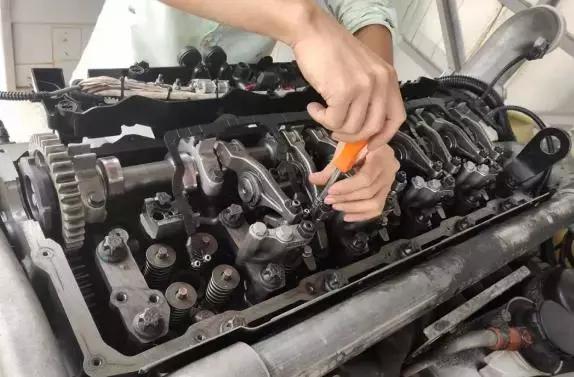 汽车发动机有敲缸声怎么回事,摩托车发动机有敲缸的哒哒声