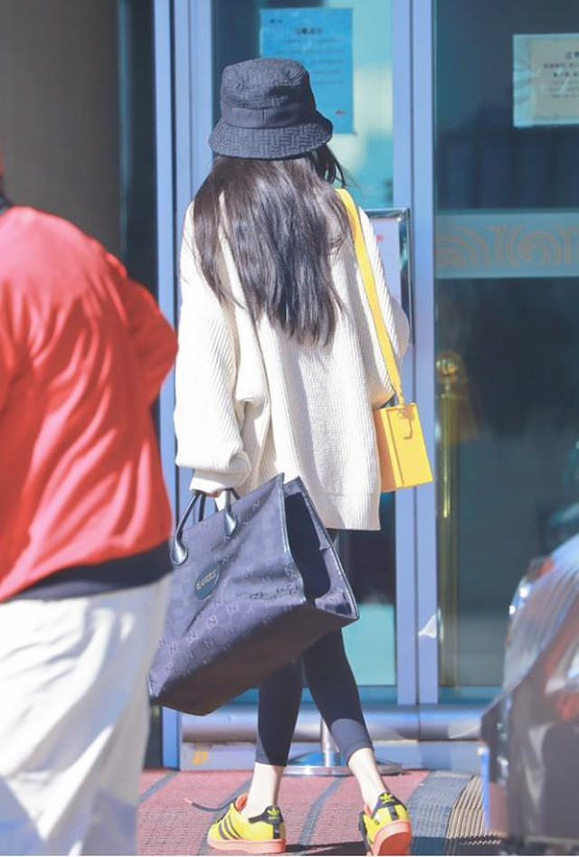 鲨鱼裤这样穿真的显瘦又洋气,秋冬鲨鱼阔腿裤