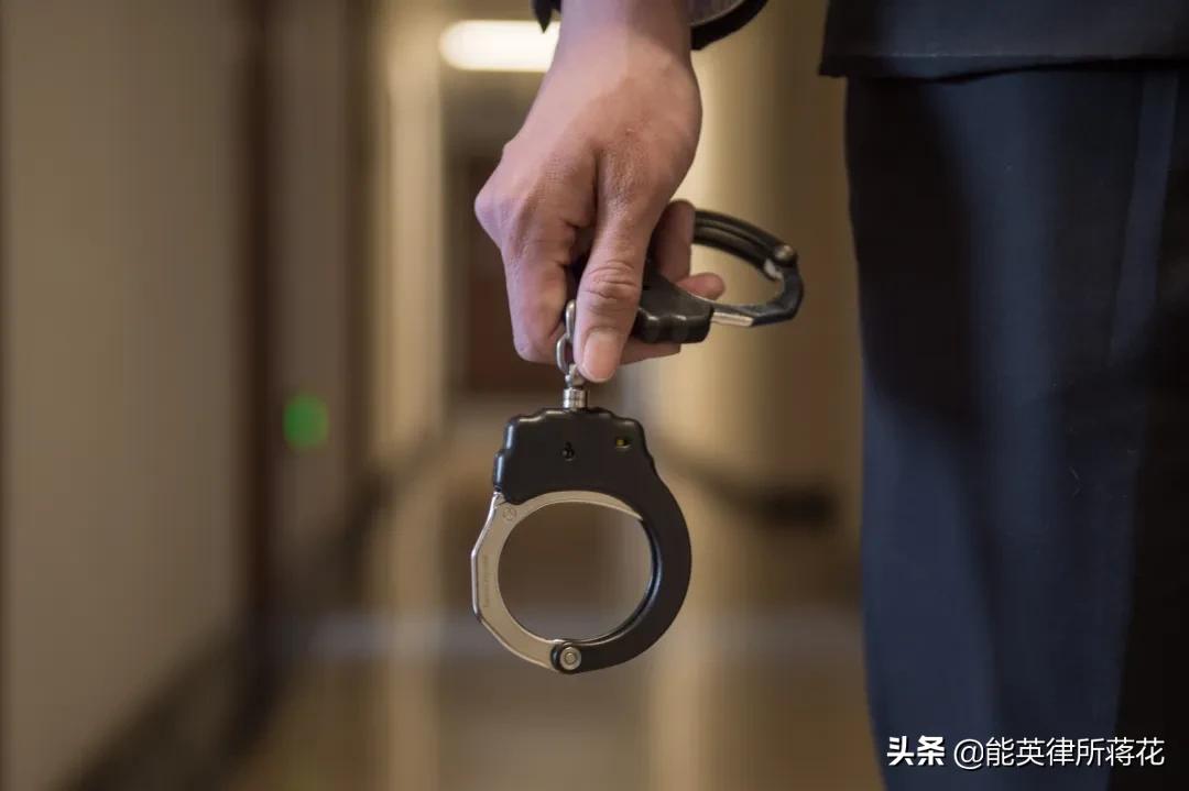 被打导致轻伤怎么量刑,被人打轻伤该怎么处理判多久