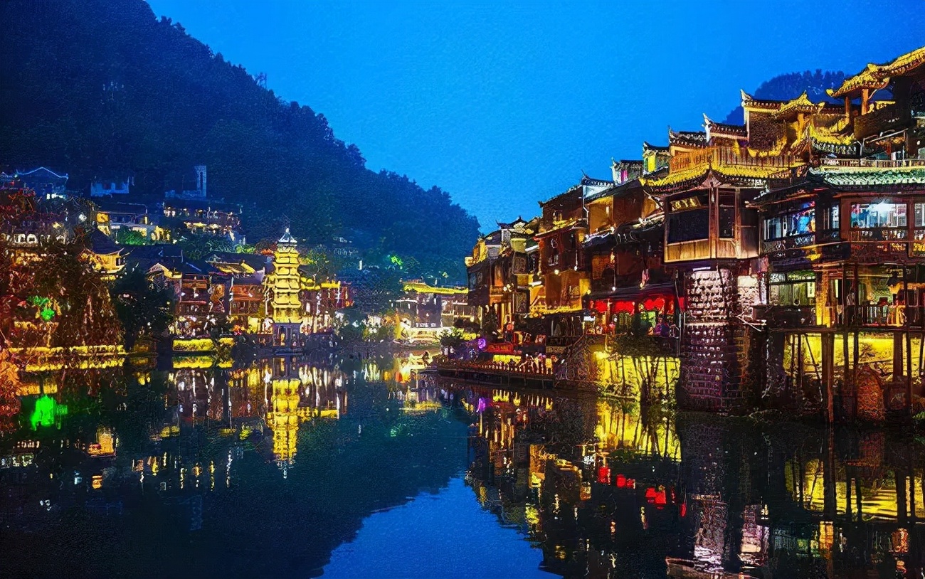 世界看湖南丨凤凰古城：沧桑历史孕育多彩文化