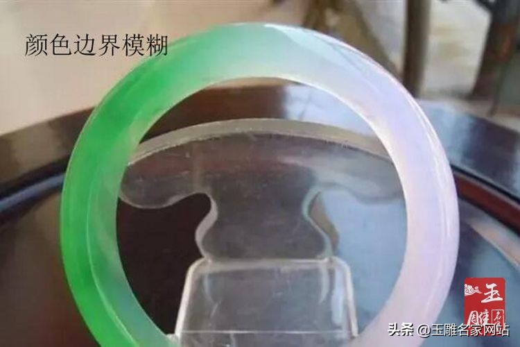 翡翠摩擦后吸纸屑就是假翡翠吗,真翡翠和假翡翠在紫光灯下的反应