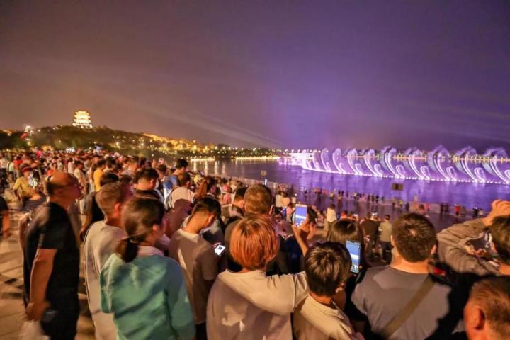 相聚唐山南湖美丽的风景,赞唐山南湖灯光秀