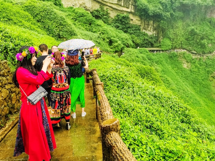 黄果树大瀑布，简直是疑是银河落九天的奇景，壮观而震撼