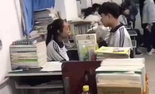 为什么职校生早恋现象如此普遍甚至越演越烈呢？