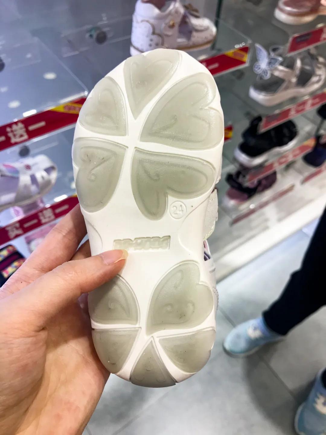 儿童穿哪种凉鞋比较好测评,关爱宝宝从脚开始