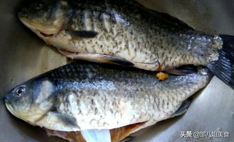 炖鱼汤，做好5个重要步骤，出锅后汤白味道香，不发黑没腥味