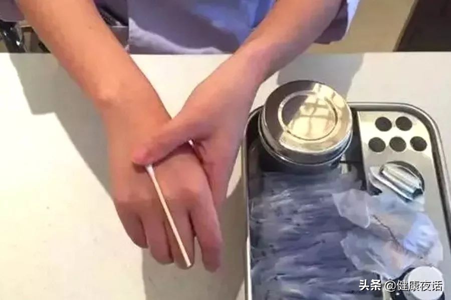 手臂抽血后鼓包肿了青紫疼痛,抽血后鼓包了要怎么处理