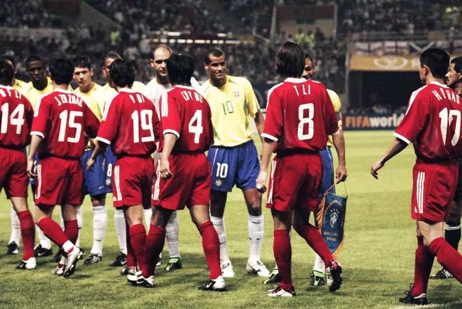 从顽劣少年到一代枭雄,从懵懂无知的顽童到青年