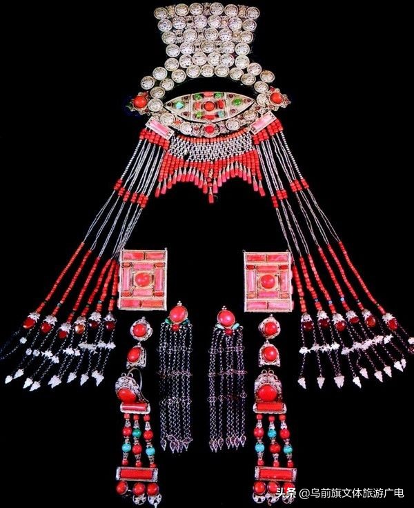 蒙古族传统服饰展示,传统蒙古族服饰