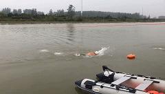 他们用横渡古淮河的方式庆祝国庆