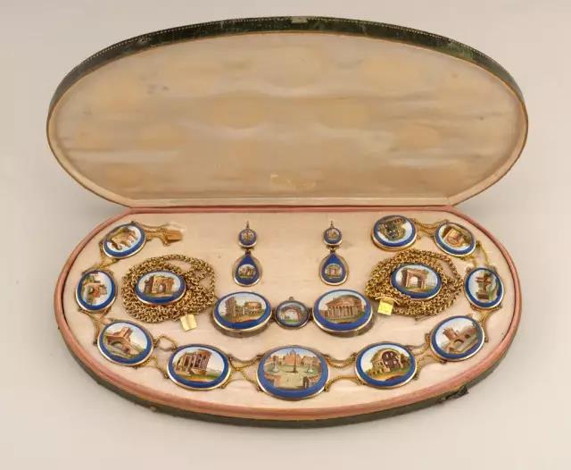 这些珠宝的背后，是两人空谷绝唱的爱情恋歌