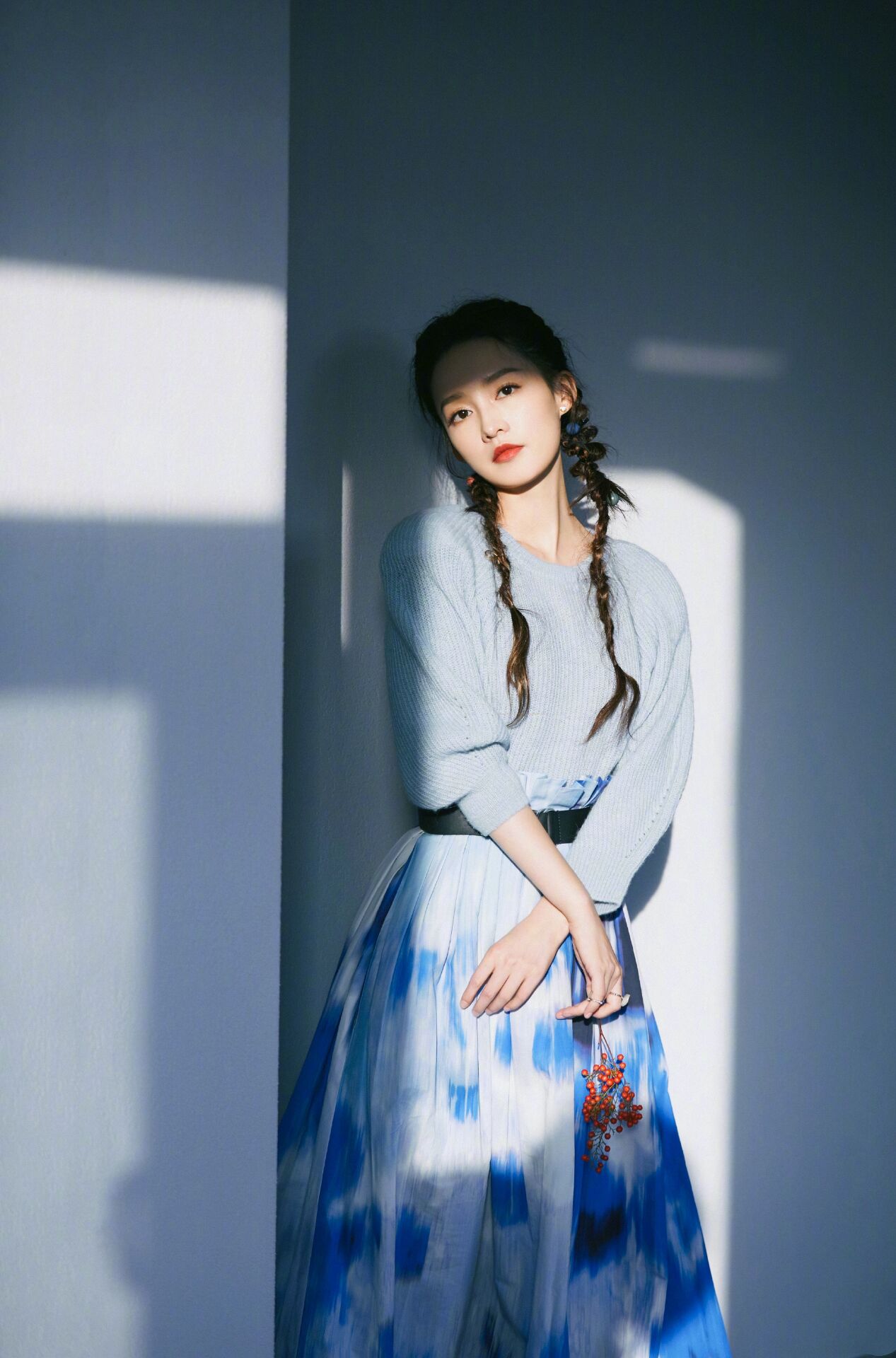 李沁同款毛衣搭配图,李沁粉色少女穿搭