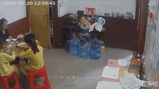 二胎妈妈遭暴打,二胎打架对孩子有什么伤害