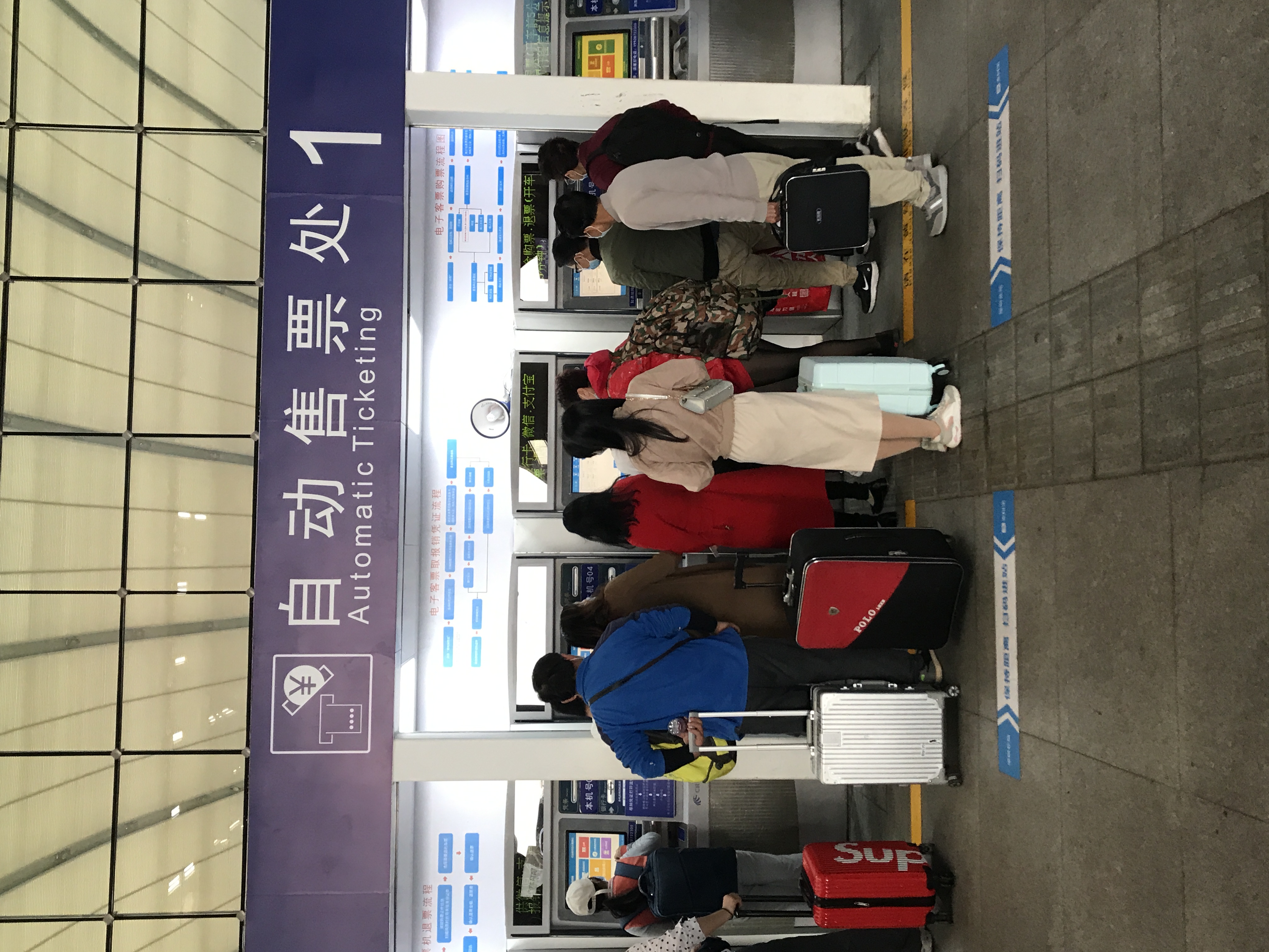 教老年人乘坐高铁你怎么看,老年人坐高铁怎样出行