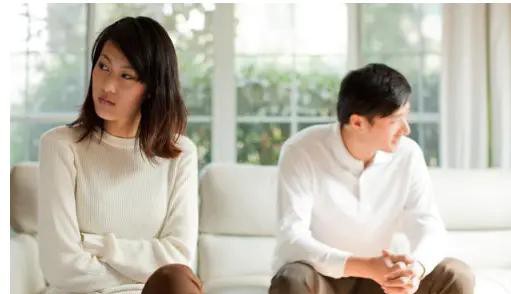 儿子看到父亲回家感动,儿子看到爸爸回来了哭了