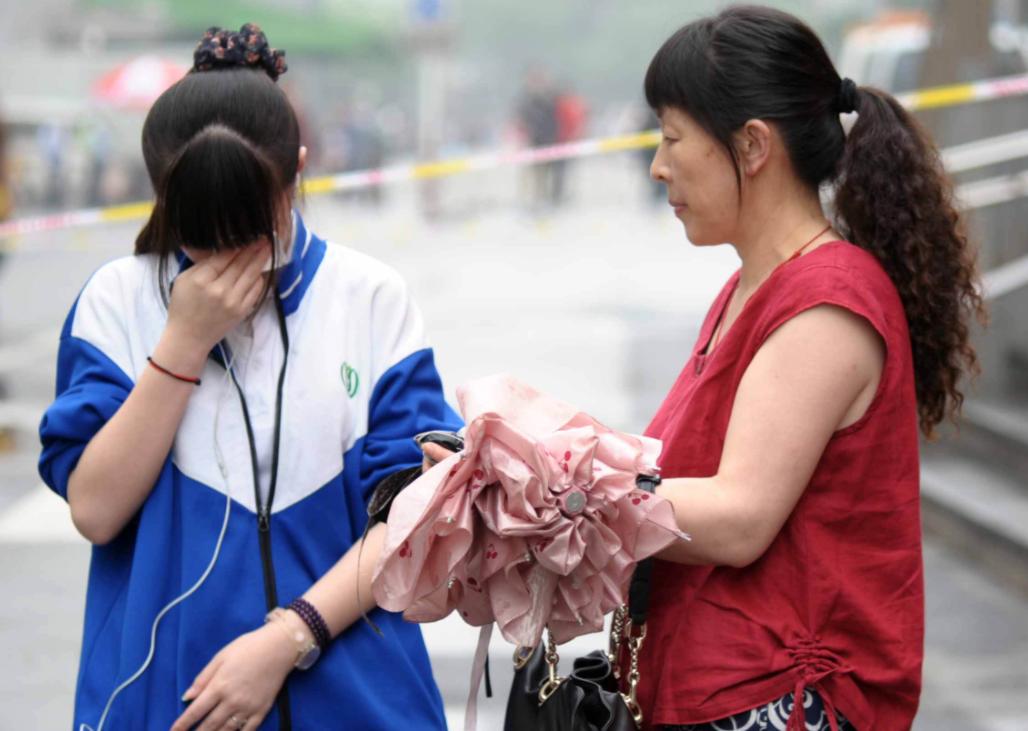 女儿高考450分家长摆40桌酒席庆功,女儿估分579不知道会怎么样