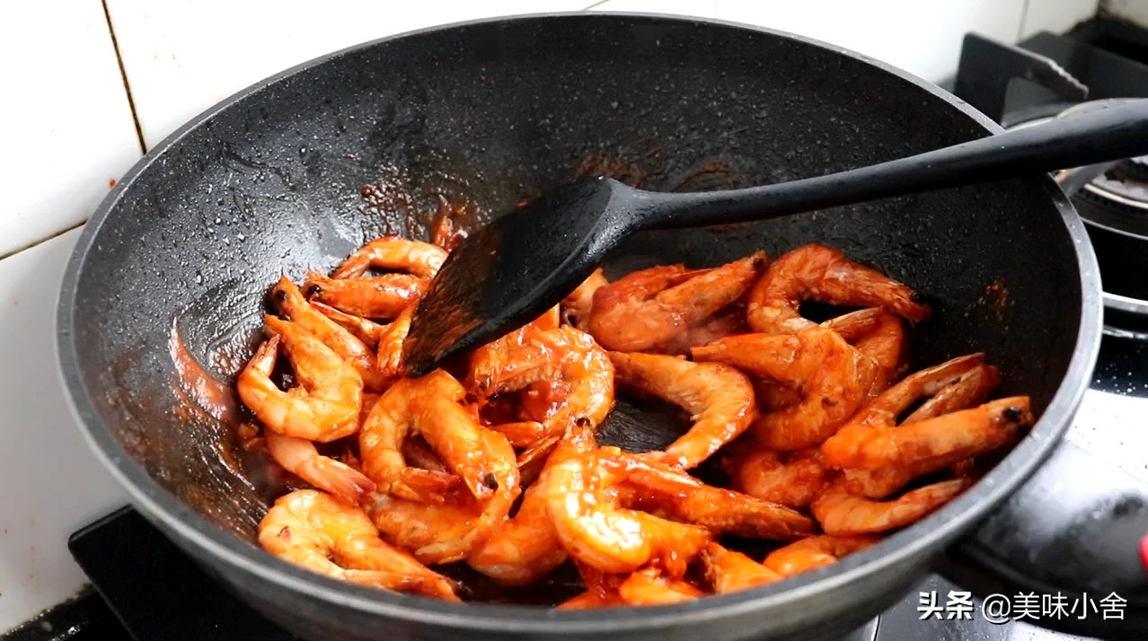 油焖大虾的家常做法最正宗的做法,油焖大虾香酥鲜嫩大人小孩都爱吃