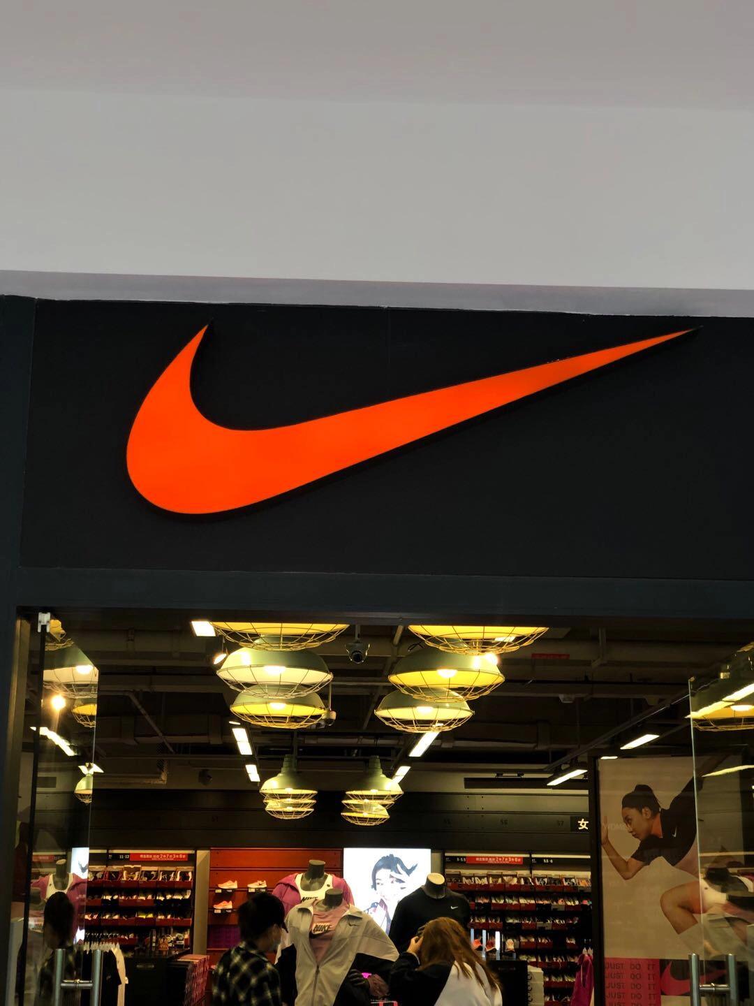 在哪里买耐克阿迪便宜正品,现在耐克阿迪的专卖店都打折了吗