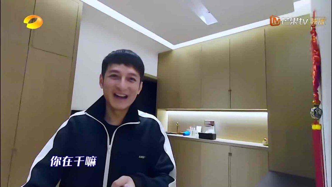 快本男主持私宅公开，嘉哥梳妆台上堆满化妆品，和何老师大有不同