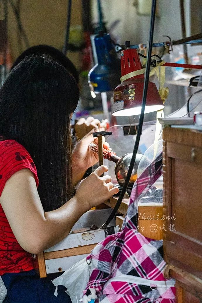 在泰国的“宝石之都”，珠宝街像菜市场，宝石摆地摊上出售