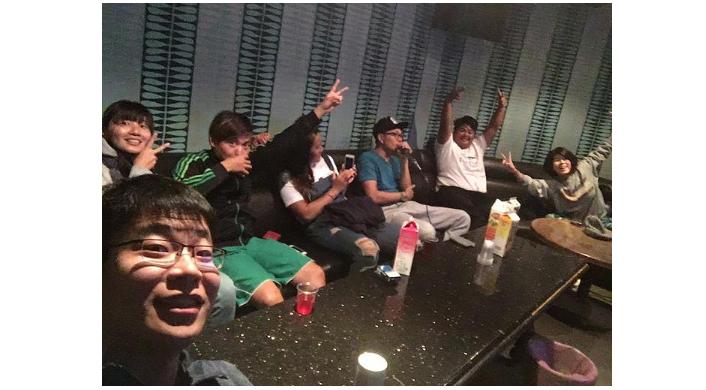 大妈ktv收银,大妈在ktv当服务员