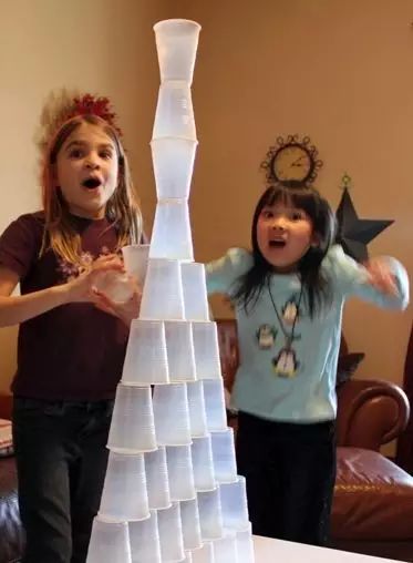 在家用纸杯玩的亲子游戏,用纸杯做2岁儿童的游戏