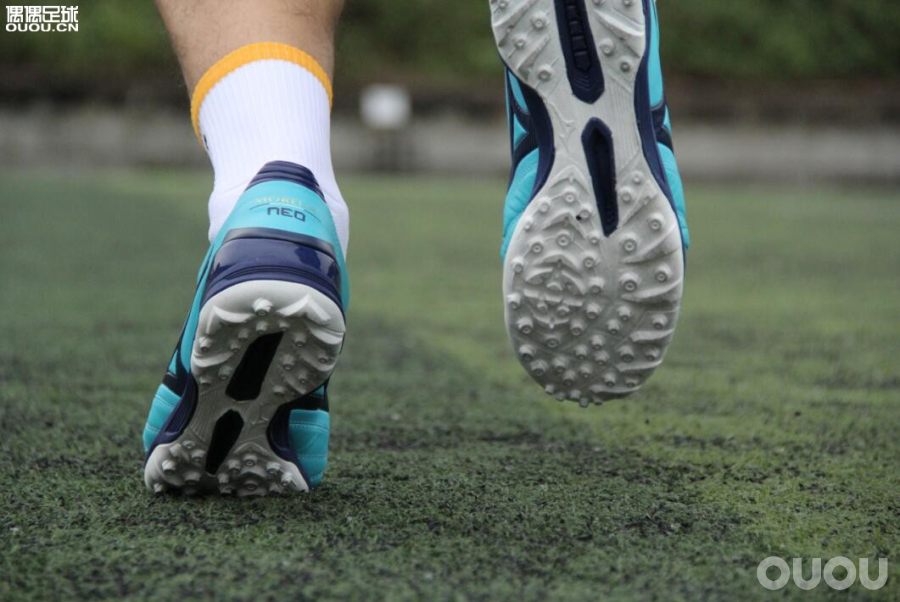AGorTF你选谁？美津浓MoreliaNeoII两款足球鞋大横评