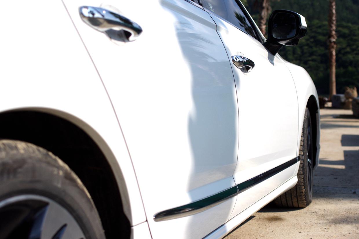 汽车布座椅有污渍怎么清洗,白色汽车上有黑色污渍怎么清洗