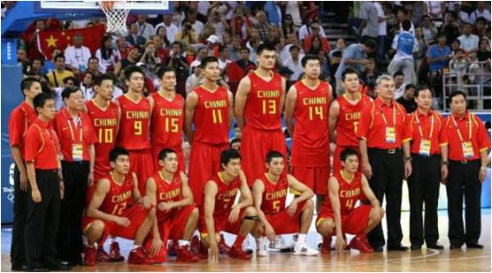 恭喜易建联成为cba历史得分王,易建联受到掌声欢呼