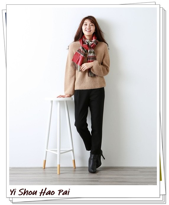深色格纹围巾搭配啥颜色衣服,红色格纹围巾系法