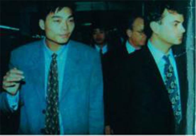 他白手起家27岁赚27亿,不到30岁白手起家5000万