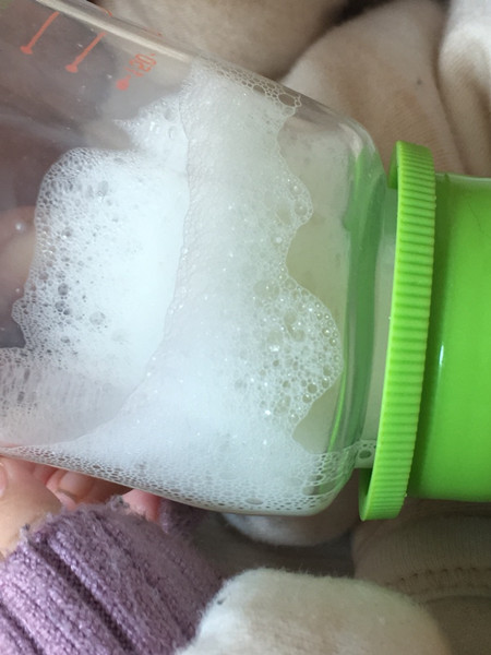 宝宝奶粉泡出来有泡沫是怎么回事,奶粉有泡沫宝宝喝进去有什么危害